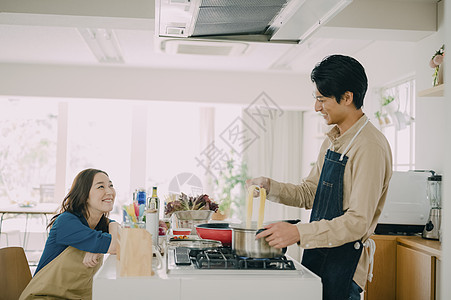 青年聚会一起做饭吃饭图片