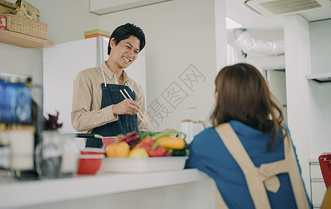 青年聚会一起做饭吃饭图片