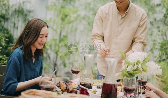 青年聚会一起做饭吃饭图片