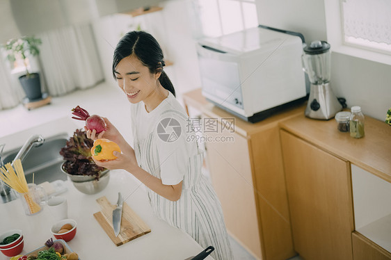 青年聚会一起做饭吃饭图片