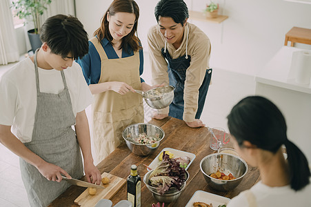 青年聚会一起做饭吃饭图片