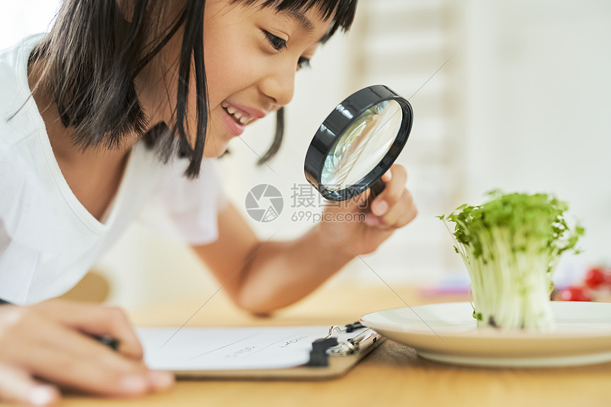 青年聚会一起做饭吃饭图片