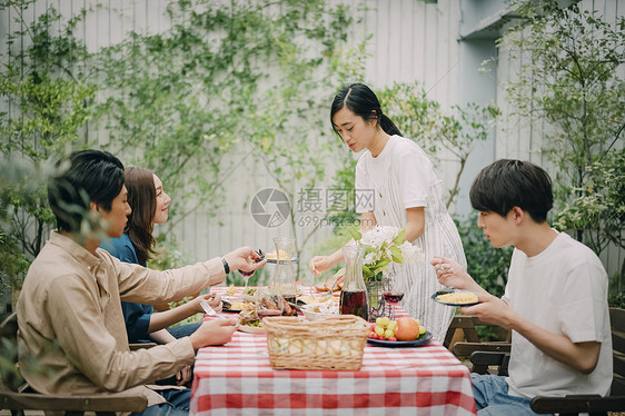 青年聚会一起做饭吃饭图片