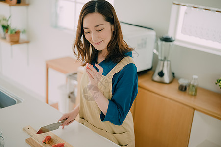 快乐的已婚妇女做午餐图片