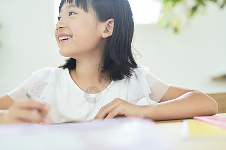 有趣女孩在家学习图片