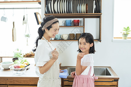 室内母亲女儿一起做饭图片