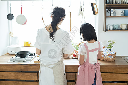 室内母亲女儿一起做饭图片