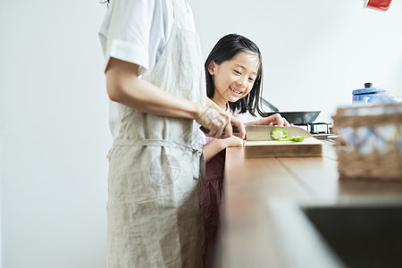 室内母亲女儿一起做饭图片