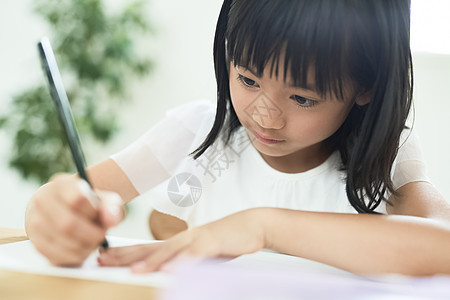 有趣女孩在家学习图片