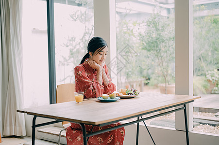 快乐吃午餐的女人图片