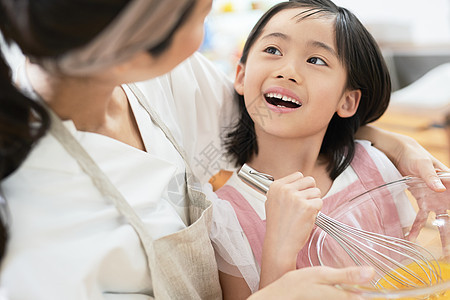 母亲女儿一起做饭图片