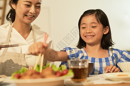 母亲女儿一起用餐图片