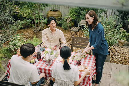 露台花园家庭聚会图片