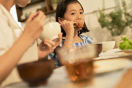 母亲女儿一起用餐图片