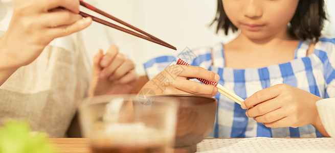 母亲女儿一起用餐图片