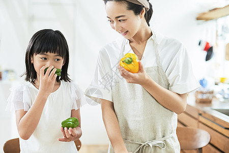 母亲女儿一起做饭图片