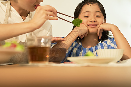 母亲女儿一起用餐图片