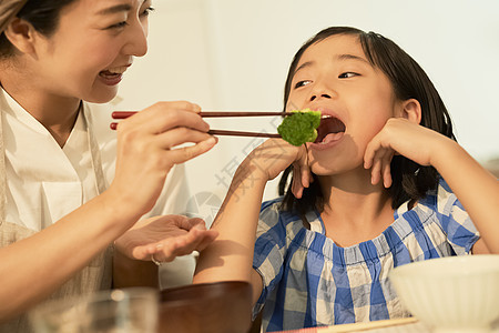 母亲女儿一起用餐图片