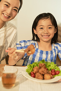 母亲女儿一起用餐图片