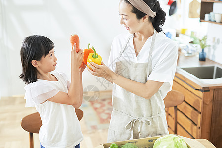 母亲女儿一起做饭图片