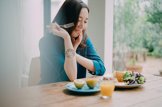 减肥瘦身独自生活女人用餐图片