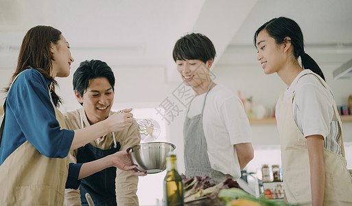 室内家庭聚会做餐图片