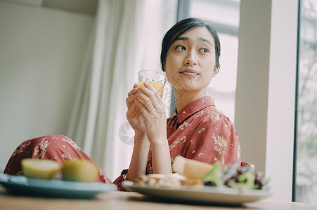 室内用餐的年轻女人图片