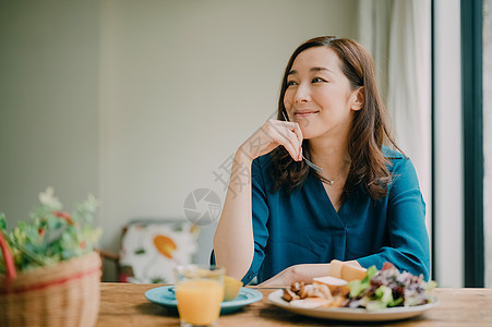 室内女人在用餐图片