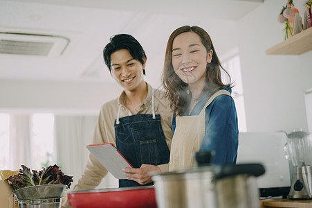 室内年轻夫妻做美食图片