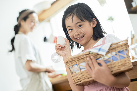 女孩帮妈妈做菜图片