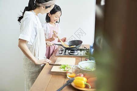 女孩帮妈妈做菜图片