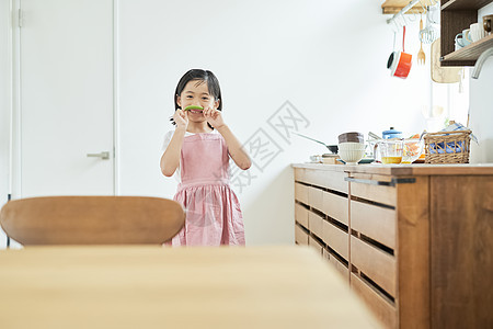 女孩子帮家人做饭图片