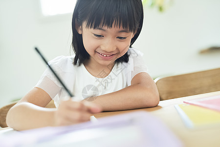 夏天室内的儿童女孩学习图片