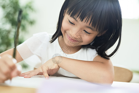 夏天室内的儿童女孩学习图片