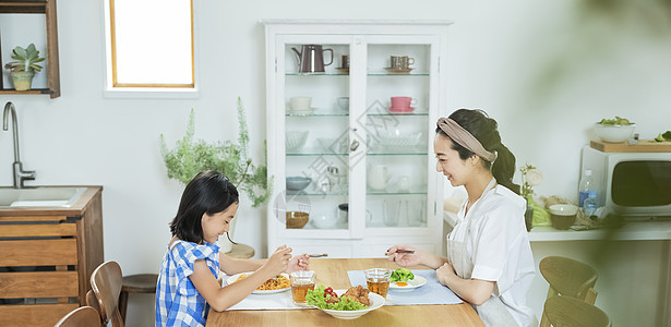 父母和女儿用餐图片