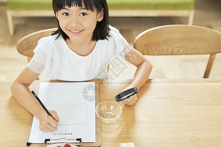 夏天室内的儿童女孩学习图片