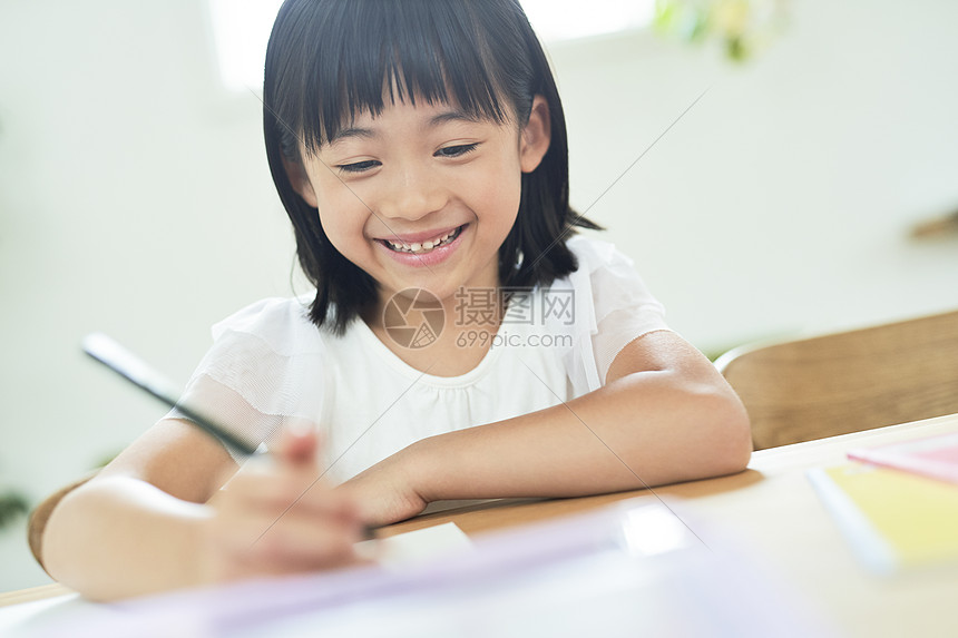 夏天室内的儿童女孩学习图片
