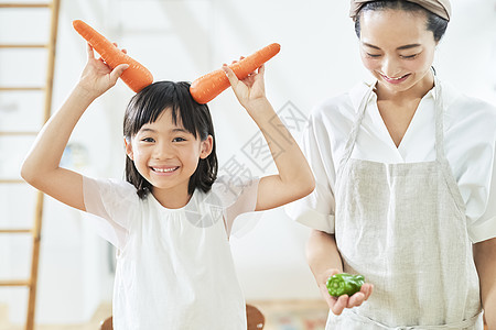 母亲女儿做饭图片