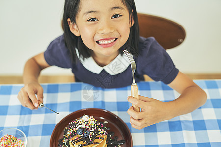 午餐用餐叉吃蛋糕的女孩子图片