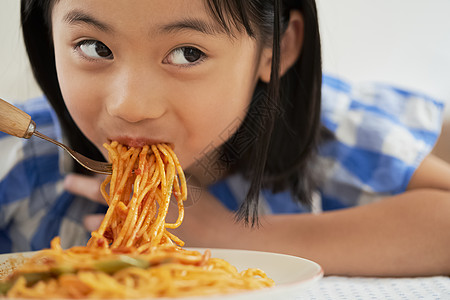 餐厅女孩子吃面图片