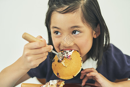 午餐用餐叉吃蛋糕的女孩子图片