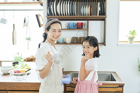 母亲女儿一起做饭图片