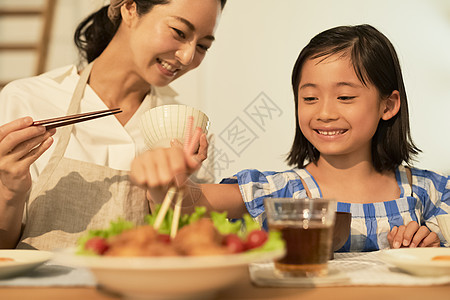 母亲女儿一起用餐图片