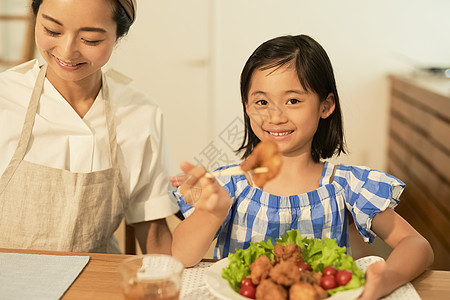 母亲女儿一起用餐图片