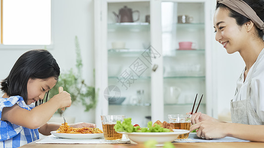 母亲女儿一起用餐图片