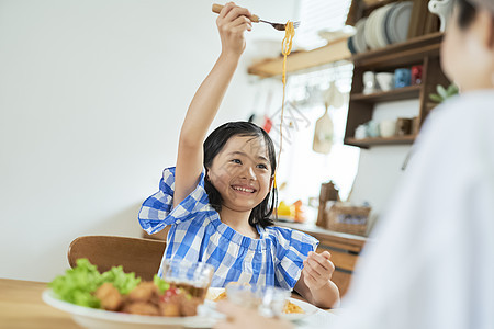 母亲女儿一起用餐图片