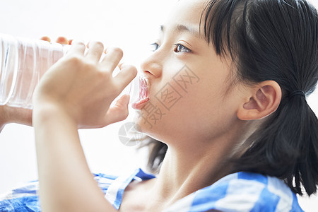 起居室喝水的小女孩图片