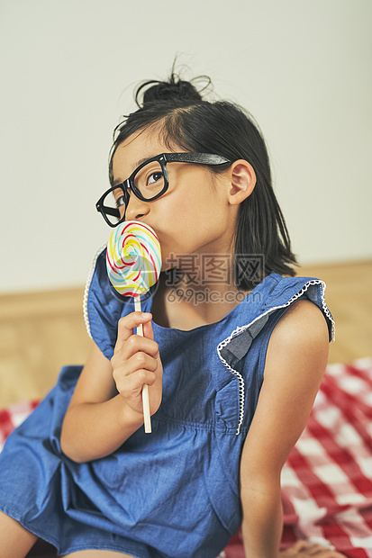 在吃糖果的女孩图片