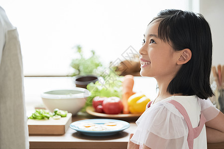 学习做饭的小女孩图片