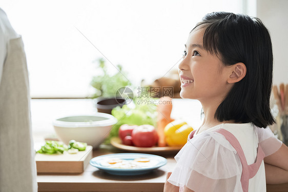 学习做饭的小女孩图片